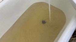 Житель 11 мкр показал цвет воды в ванной. Фото