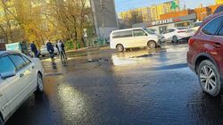 Посреди дороги на Карпинке прорвало трубу. Фото, видео