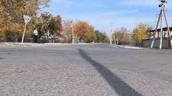 Житель Кара-Балты жалуется на яму на дороге, которая создает аварийную ситуацию. Видео