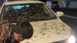 В Оше на дорогу вывалили песок, в который въехали несколько машин. Видео