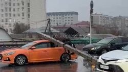 Бетономешалка задела интернет-кабель на Льва Толстого и столб упал на авто, - мэрия Бишкека