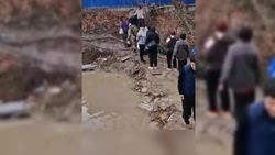 На новом автовокзале людям приходится проходить по воде и грязи после высадки, - горожанка