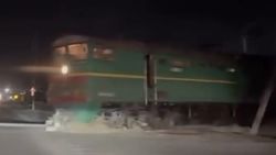 В Балыкчы локомотив сошел с рельсов и выехал на автодорогу