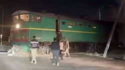 В Балыкчы локомотив выехал на автодорогу, машинист не успел затормозить