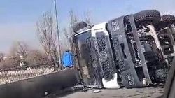 На мосту на ул.Токтоналиева перевернулся грузовик. Видео