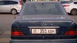 «Мерседес» стоит на «зебре». Фото