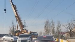 На мосту на Токтоналиева убирают перевернувшийся грузовик. Видео