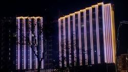 На здании Ак-Кеме всю ночь горит подсветка. Фото