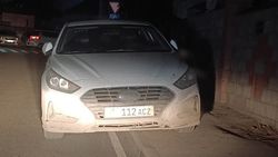 «Соната» со штрафами 24600 сомов стоит на тротуаре в Джале. Фото