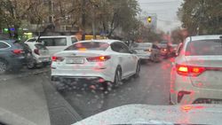 «Киа» со штрафами 15000 сомов едет по встречке. Фото