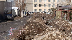 Жители домов на Ахунбаева—Курчатова беспокоятся за свою безопасность из-за траншеи. Фото