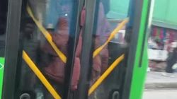 Забитые автобусы на «Дордое». Женщина внутри, куртка — снаружи. Видео