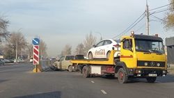 На Жибек Жолу столкнулись две машины. Фото