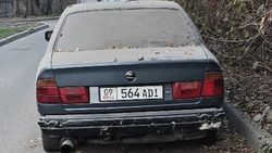 На ул.Шукурова стоит брошенный BMW 525. Фото