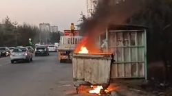 На ул.Линейной подожгли мусорный бак. Видео