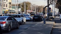 На остановке «Медакадемия» нет навеса и скамеек. Видео