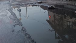 Дорога или озеро. Горожанин жалуется на состояние дорогу по Жумабека. Фото