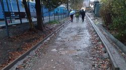 Горожанин показал состояние тротуара возле СДЮСШОР в Востоке-5. Фото