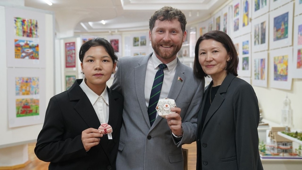 Адеми Саипова, ученица 10 класса школы-гимназии № 24 имени Аалы Токомбаева, и детский омбудсмен Асель Чынбаева