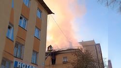 Напротив здания ГКНБ горит жилой дом