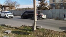 Житель Бишкека просит решить вопрос с аварийным столбом в 5 мкр