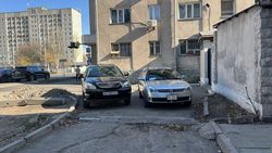 Горожанин пожаловался на автомобили, занявшие тротуар в центре Бишкека