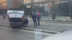 В Бишкеке возле здания ГКНБ перевернулась автомашина