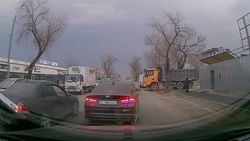 Тротуар Толстого—Асаналиева снова начал разрушаться, - горожанин