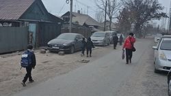 Тротуар возле домов ГИК на Гагарина превратили в парковку. Видео и фото Тротуар возле домов ГИК на Гагарина превратили в парковку. Видео и фото