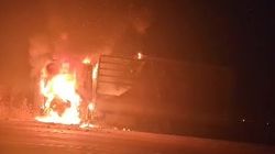 На объездной дороге загорелась фура. Видео очевидца