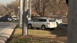 В Бишкеке оштрафовали водителей за парковку в зелёной зоне на улице Гагарина