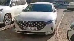 Водитель Hyundai припарковался на тротуаре