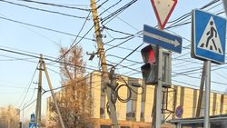 На Карасаева столб висит на проводах. Фото