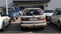 «Зебра» возле магазина «Чекит» заставлена машинами. Фото «Зебра» возле магазина «Чекит» заставлена машинами. Фото