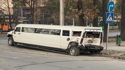 Аварийный лимузин перекрывает «зебру». Фото