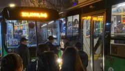 В мэрии рассказали, из-за чего на остановке на Абдрахманова столкнулись два автобуса