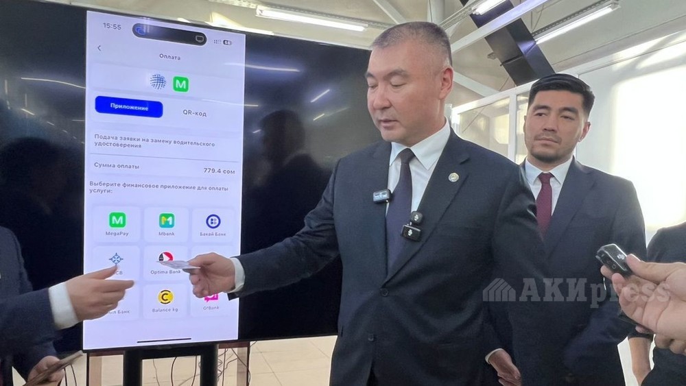 Управделами президента Каныбек Туманбаев, позади министр цифрового развития А.Жамангулов