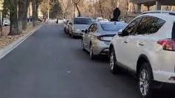 Тротуар на ул.Абдымомунова превратили в парковку. Видео Тротуар на ул.Абдымомунова превратили в парковку. Видео