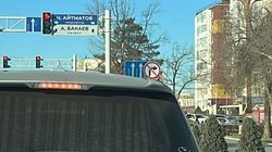 Участок дороги по Айтматова открыли, но знаки не убрали. Фото