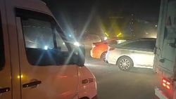 На Объездной мужчина регулирует движение. Видео
