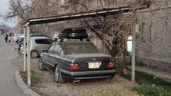 Водитель сделал себе парковку с навесом возле дома. Навес снесли после жалобы горожанина. Видео