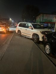 Lexus LX 570 со штрафами 14 тыс. сомов стоит на тротуаре по Абая. Фото Lexus LX 570 со штрафами 14 тыс. сомов стоит на тротуаре по Абая. Фото