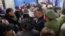 Огромная очередь за талонами в поликлинике Минздрава. Видео
