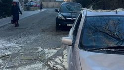 Из-за ветра обшивка дома на ул.Абая упала на машины. Видео