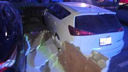 На Орозбекова из-за ветра обрушилась часть обшивки дома и повредила две машины. Видео