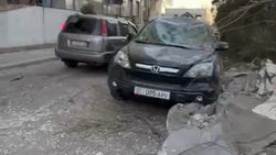 Какие повреждения получили машины в результате обрушения части обшивки дома на ул.Абая. Видео