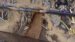 Возле «Авангард Сити» из трубы течет вода. Видео