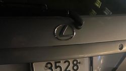 Водитель «Лексуса» скотчем заклеил флаг Кыргызстана на госномере. Фото Водитель «Лексуса» скотчем заклеил флаг Кыргызстана на госномере. Фото