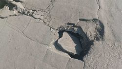 Дыра на мосту на ул.Салиевой. Фото