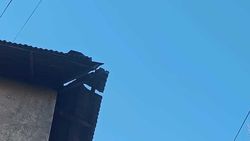 С крыши дома на Токтогула может упасть кусок шифера. Фото
